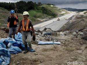Melihat Para Pekerja Tol Trans Sumatera