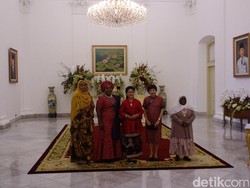 Iriana Jokowi Beri Tutorial Berkerudung ke Para Istri Pemimpin Negara