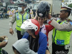 Gelar Operasi Simpatik, Polisi Bagi-bagi Helm di Mangga Dua