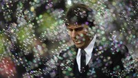 Antonio Conte terlihat di antara gelumbung balon yang berterbangan di tengah laga West Ham United dengan Chelsea (Foto: Reuters / Tony OBrien)