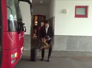 Sudah Rapi, Hummels Tumpahkan Kopi ke Diri Sendiri... Mueller pun Ngakak