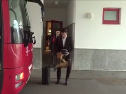 Sudah Rapi, Hummels Tumpahkan Kopi ke Diri Sendiri... Mueller pun Ngakak