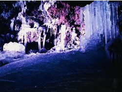 Gua Es Cantik di Sekitar Hutan Bunuh Diri Jepang