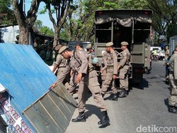Adu Mulut Warnai Pembongkaran Lapak PKL di Bojonegoro