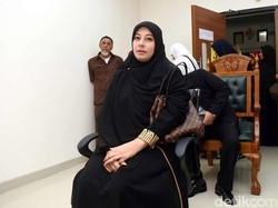 Cerita Soal Prahara Rumah Tangga, Istri Ustad Al Habsyi Tahan Tangisan