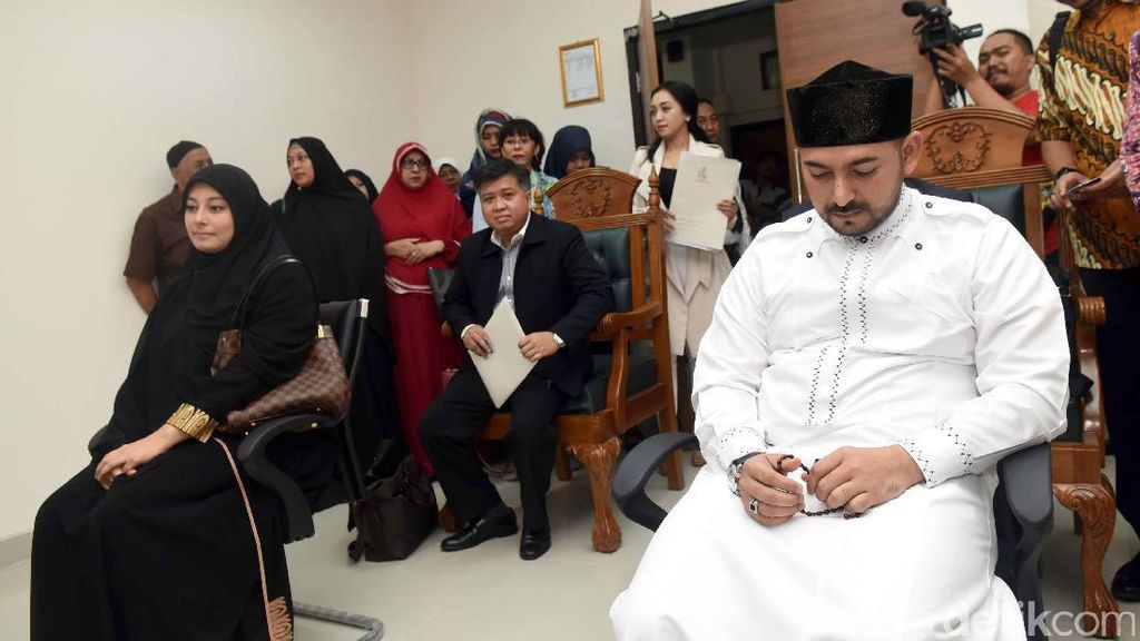 Hitam-Putih dan Dinginnya Sidang Cerai Al Habsyi Hitam-Putih dan Dinginnya Sidang Cerai Al Habsyi