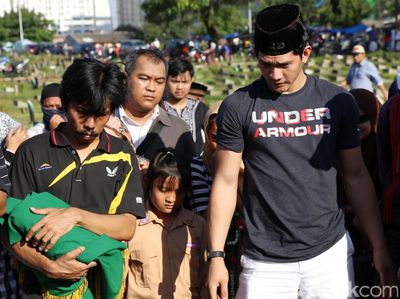 Tegarnya Iko Uwais Melepas Sang Ayah