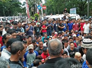 Sopir Angkot yang Demo di Pemkot Tangerang Membubarkan Diri