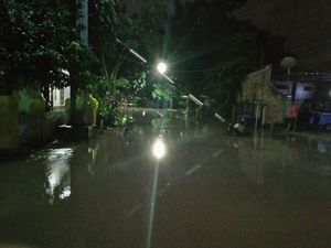 Kali Ciliwung Meluap, Bukit Duri Tergenang hingga 40 Cm Kali Ciliwung Meluap, Bukit Duri Tergenang hingga 40 Cm