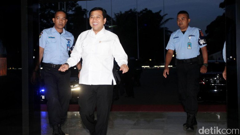 Viral Pose Menelepon Novanto yang Jadi Sorotan