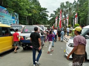 Polisi Buru Sopir Angkot Penabrak Ojek Online yang Viral di Medsos Polisi Buru Sopir Angkot Penabrak Ojek Online yang Viral di Medsos