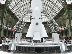 Spektakuler! Ada Roket Lepas Landas di Fashion Show Chanel