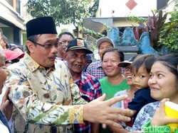 Blusukan di Cipayung, Djarot Kunjungi Lansia yang Sakit