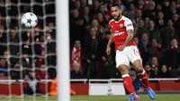Pada awalnya, Arsenal memulai dengan menjanjikan. Theo Walcott mencetak gol di menit 20, untuk membawa tim tuan rumah memimpin 1-0 sampai halftime. Reuters/Stefan Wermuth.