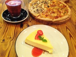 Watt Coffee: Enaknya Bersantai Menikmati Pizza Dua Topping dan Cheesecake Lembut
