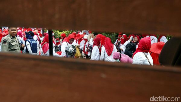 Ribuan Bidan Desa Berdemo di Monas