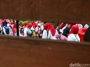 Ribuan Bidan Desa Berdemo di Monas Ribuan Bidan Desa Berdemo di Monas