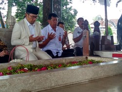 Ridwan Kamil Ziarah ke Makam Bung Karno di Kota Blitar