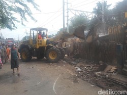 32 Bangunan di Samping Rel di Jembatan Besi Tambora Ditertibkan