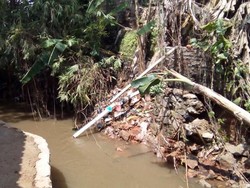 Terancam Ambrol Susulan karena Turap Kali Mampang Rusak