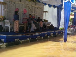 Meski Banjir, Pengantin Ini Tetap Gelar Resepsi Pernikahan