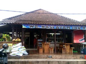 Mencicipi Nasi Campur Bali Bu Oki yang Populer di Kalangan Turis