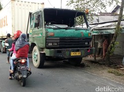 Ratusan Warga Mojokerto Rusak Truk Kontainer Pabrik Karet
