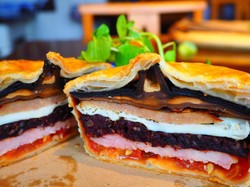 Menu English Breakfast Tersusun Lengkap dalam Sepotong Brekkie Pie