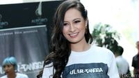 Senyum Manis Vicky Monica
