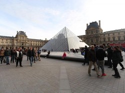 Sungai Seine Meluap, Museum Louvre Tutup Koleksi Pameran Seni Islam
