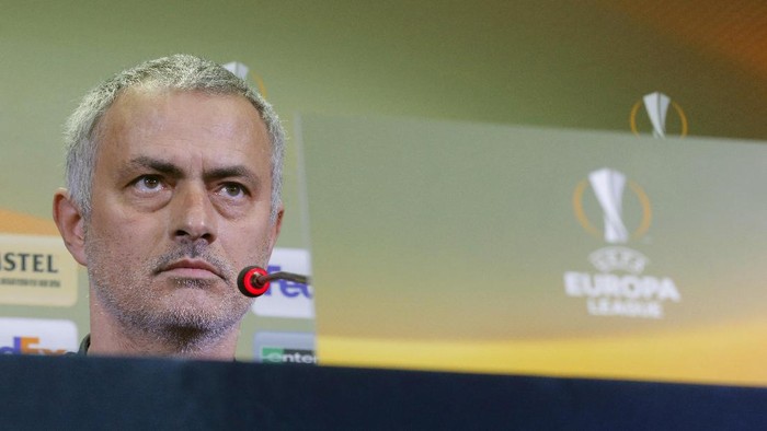 Mourinho Keluhkan Lapangan di Markas Rostov