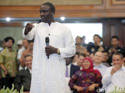 Selain Umroh, Akon Buat Heboh Lagi karena Punya Nama 12 Suku Kata