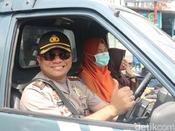 Aksi Kapolres Malang Kota Angkut Penumpang Terlantar