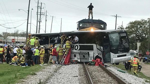 Kereta Tabrak Bus di AS, 4 Orang Tewas