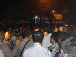 Warga Buat Barikade agar Truk Kontainer Tidak Masuk Pabrik Karet