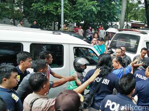 Demo di Tangerang, Massa Sopir Angkot Cegat Driver Ojek Online