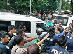 Demo di Tangerang, Massa Sopir Angkot Cegat Driver Ojek Online
