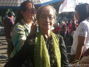 Eyang Sri, Usia 76 tapi Tetap Semangat Suarakan Hak Perempuan