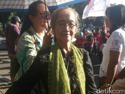 Eyang Sri, Usia 76 tapi Tetap Semangat Suarakan Hak Perempuan