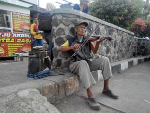 Lantunan Dawai Biola Indah Kakek Paruh Baya