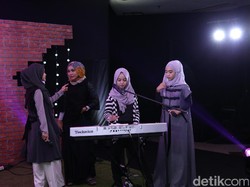 Alumni Hijab Hunt Bikin Syahdu Panggung dHOT Music Day