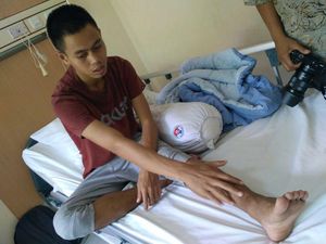 RSON Tangani Cedera Patah Tulang Mantan Pemain Persibat Batang Hapidin RSON Tangani Cedera Patah Tulang Mantan Pemain Persibat Batang Hapidin