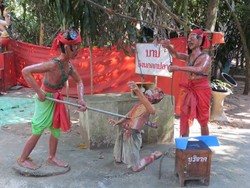 Seram, Kuil di Thailand Ini Punya Taman Neraka
