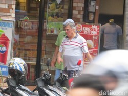 Rombongan Raja Salman Asyik Belanja di Kuta