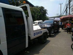 Razia di Kebayoran Lama, Dinas Perhubungan DKI Derek 14 Mobil Razia di Kebayoran Lama, Dinas Perhubungan DKI Derek 14 Mobil
