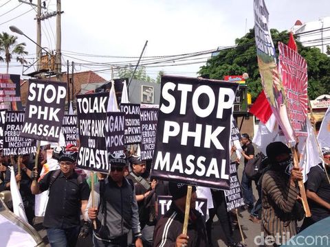 Pegawai Bank Danamon turun ke jalan tolak PHK massal