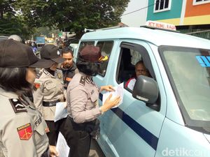 Polwan Bagi Selebaran Perdamaian ke Sopir Angkot dan Ojek Online