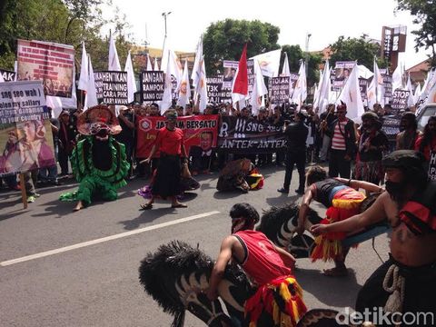 Pegawai Bank Danamon melaksanakan teatrikal tolak PHK massal