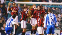 Deportivo La Coruna berhasil menumbangkan AC Milan dengan agregat 5-4 di perempatfinal 2003/2004. Sempat kalah 1-4 di leg pertama, La Coruna membalas dengan kemenangan 4-0 di leg kedua. (Foto: Jamie McDonald/Getty Images)