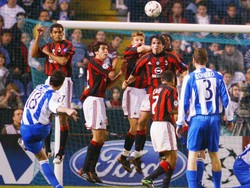 Deportivo La Coruna berhasil menumbangkan AC Milan dengan agregat 5-4 di perempatfinal 2003/2004. Sempat kalah 1-4 di leg pertama, La Coruna membalas dengan kemenangan 4-0 di leg kedua. (Foto: Jamie McDonald/Getty Images)